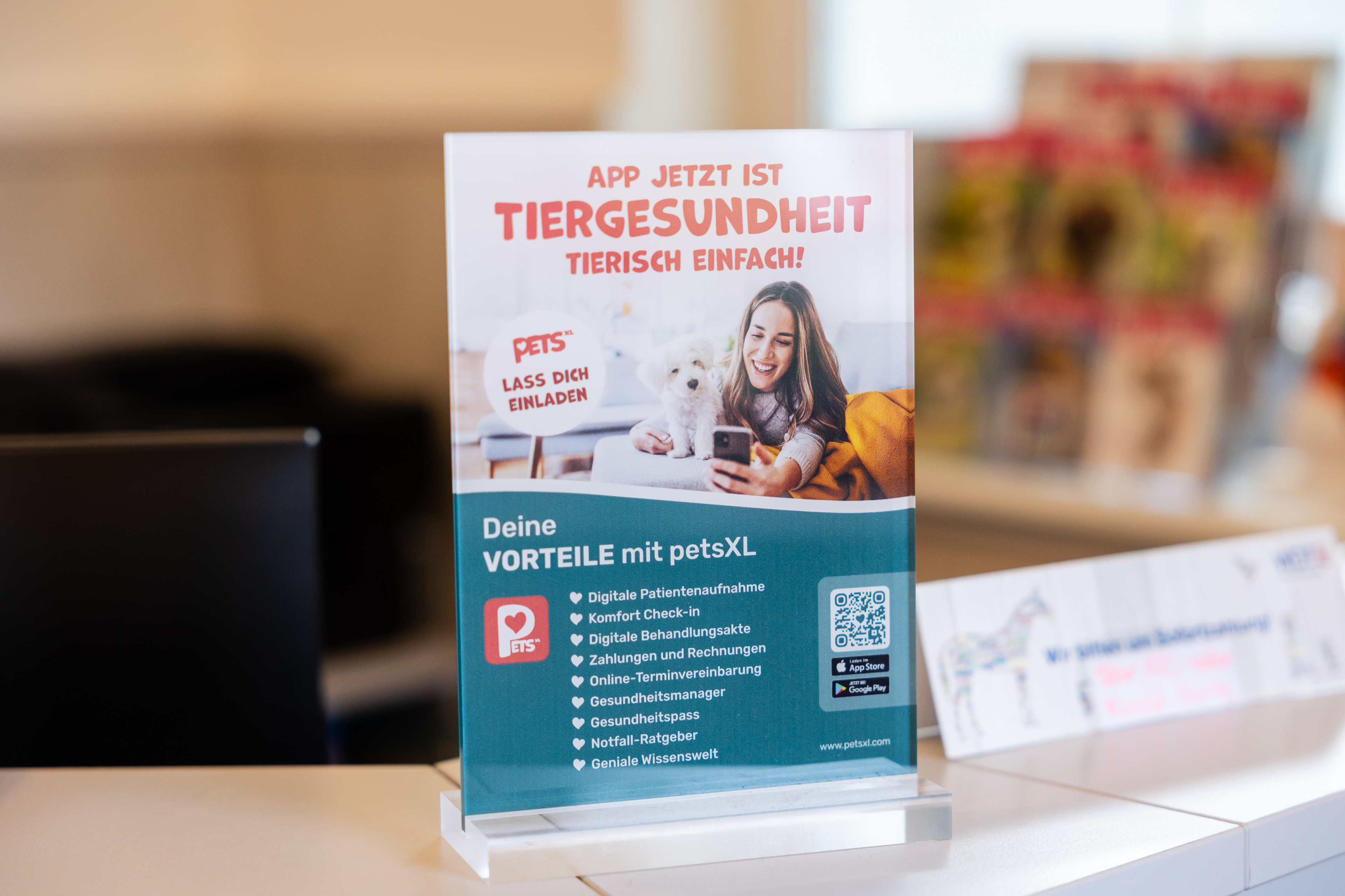 Werbeaufsteller für die Tiergesundheits-App petsXL mit Vorteilen wie digitaler Patientenaufnahme und Online-Terminvereinbarung