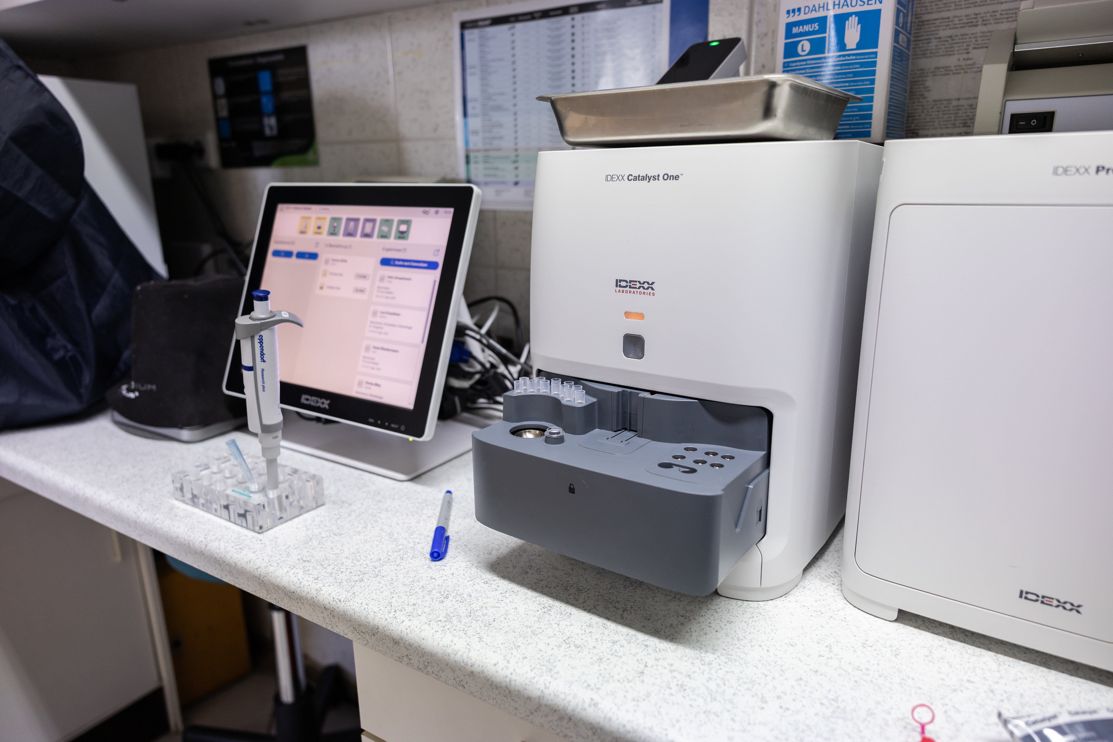 IDEXX Catalyst One Analysegerät in einem modernen Labor mit Computer und Pipette