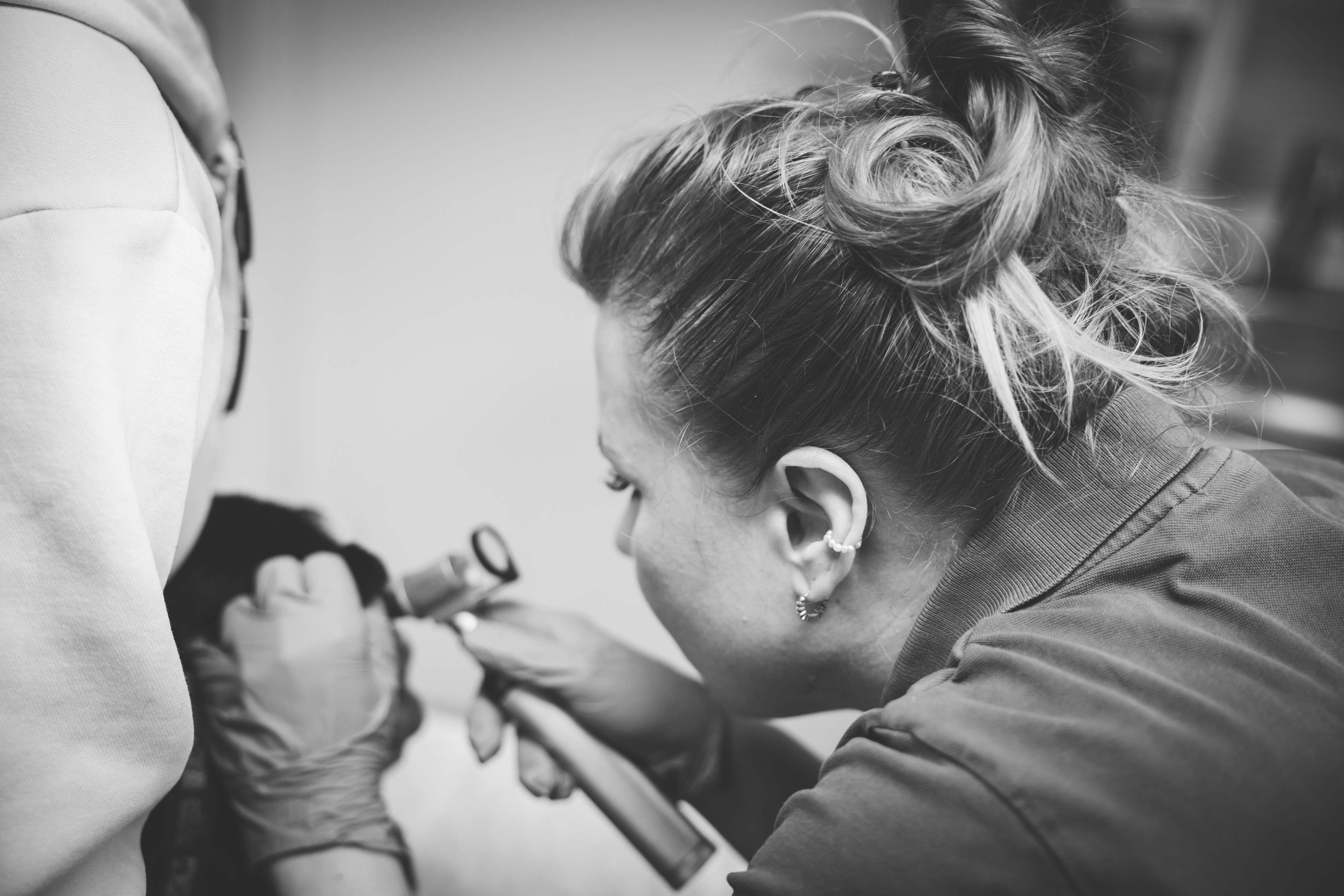 Tierärztin untersucht ein Tier mit einem Otoskop