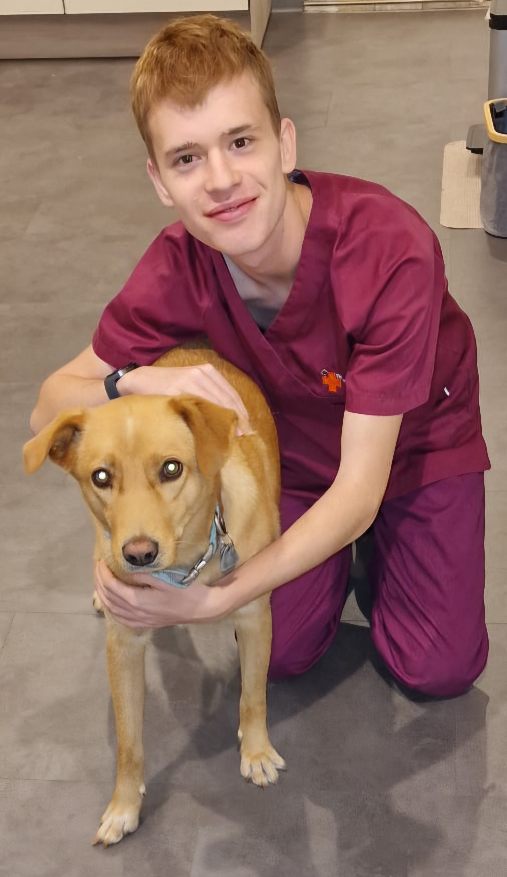 Christiano mit Hund in tierärztlicher Praxis