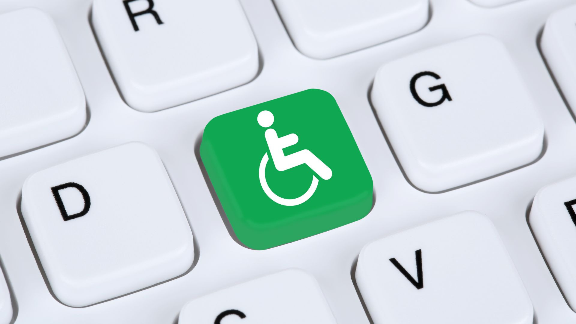 barrierefreie Website Symbolisierte digitale Barrierefreiheit als grüne Taste auf einer weißen Tastatur