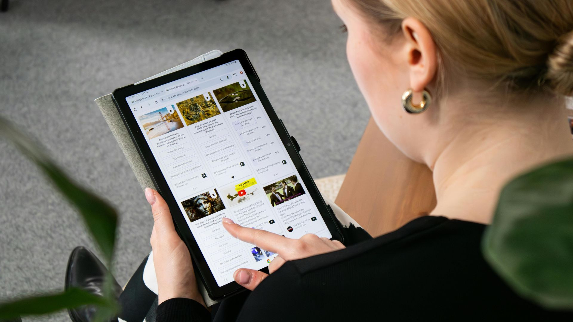 Frau mit Tablet schaut bei einer Social Media Seite vorbei