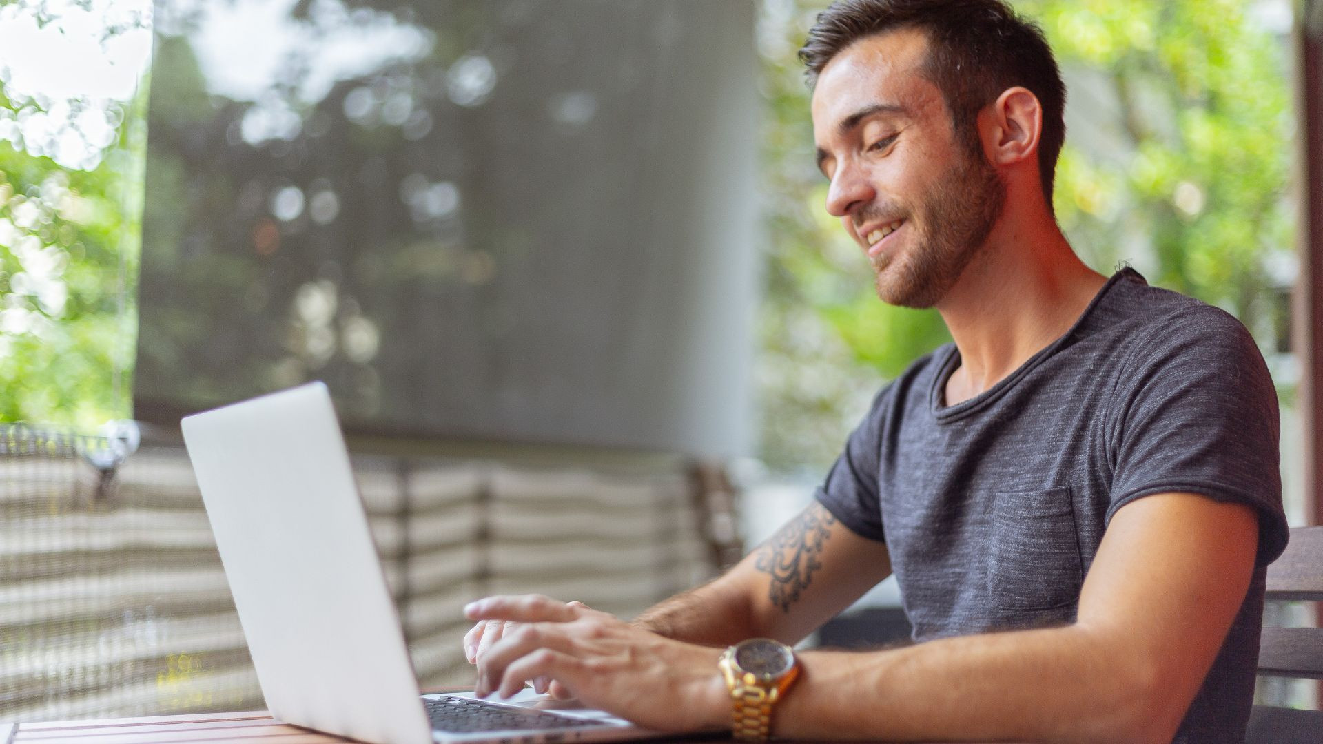 Mann überprüft seine local Listing Einträge für optimales SEO