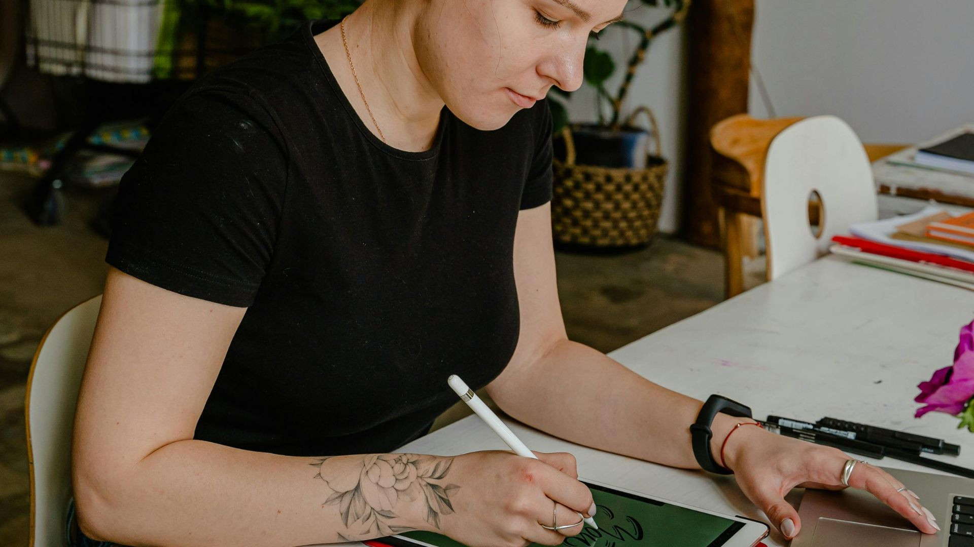 Frau gestaltet Content am Tablet für ihre Website