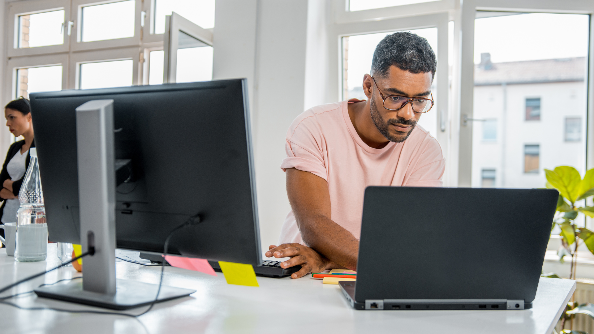 Mitarbeiter arbeitet am Computer für Unternehmensblog und SEO-Optimierung im Büro