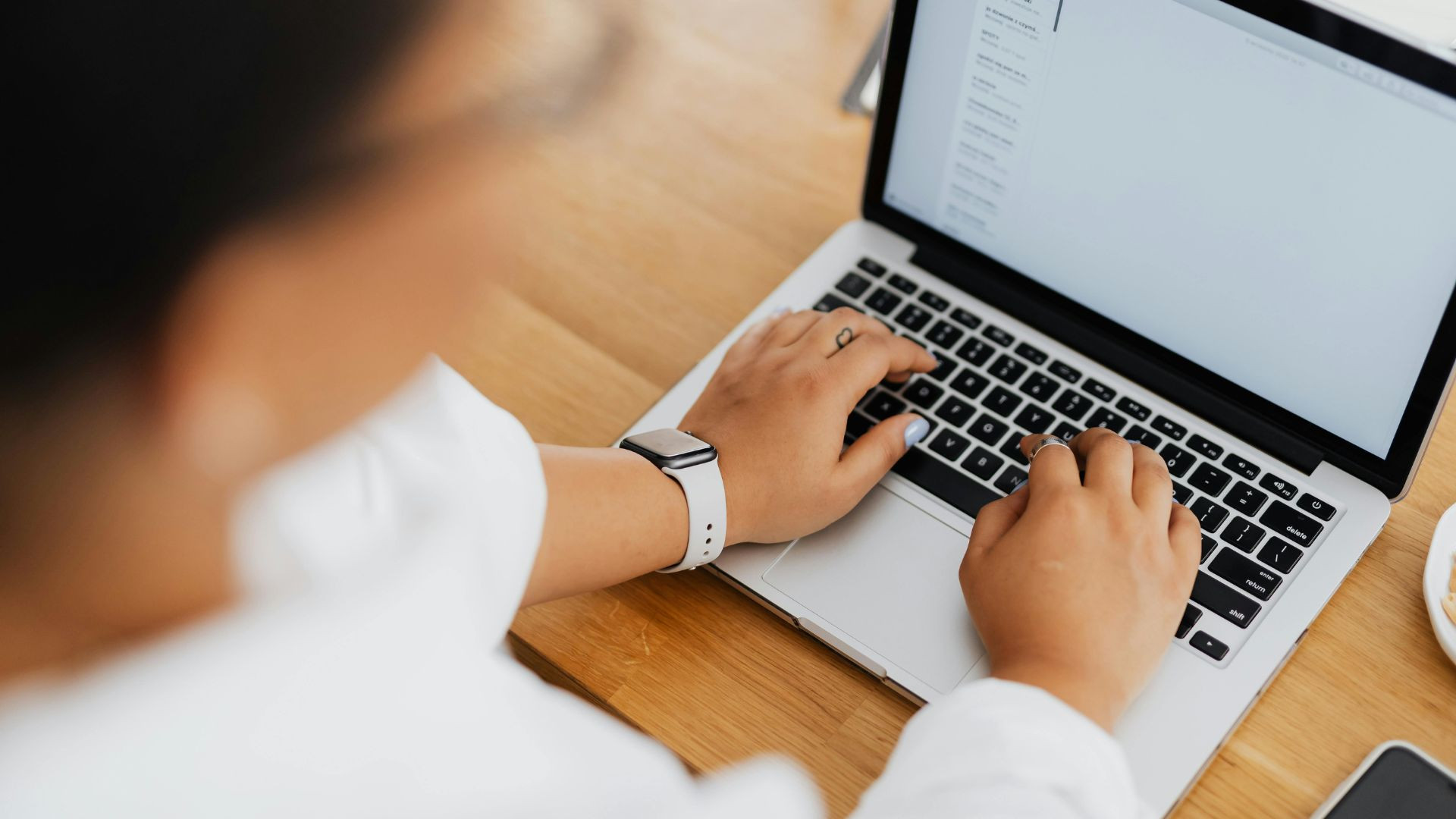 Person arbeitet am Laptop zum Thema KI für KMU