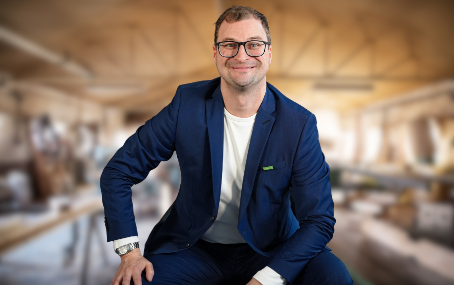 Jan Weging als KI-Experte im modernen Büro, Business-Outfit