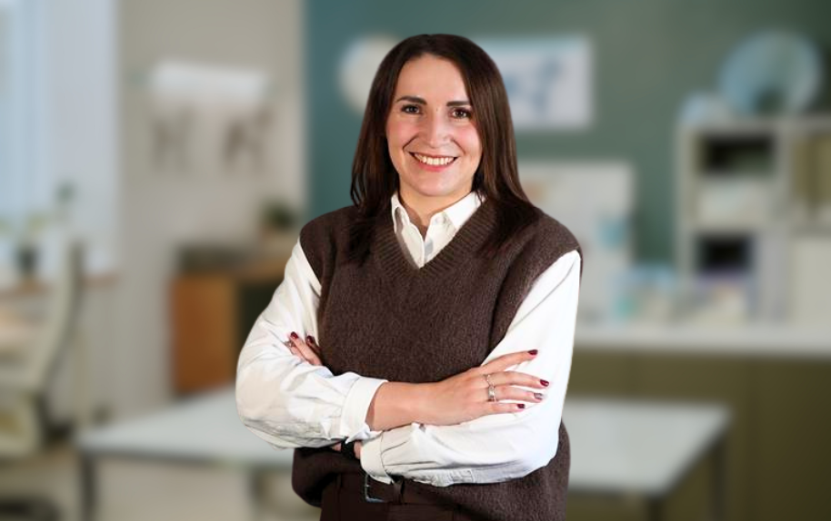 Praxismarketing Expertin Jennifer Karpinski im modernen Büro