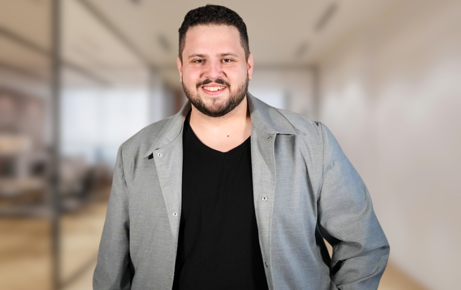 KI Marketing Experte Patrick Heinrich im modernen Büro