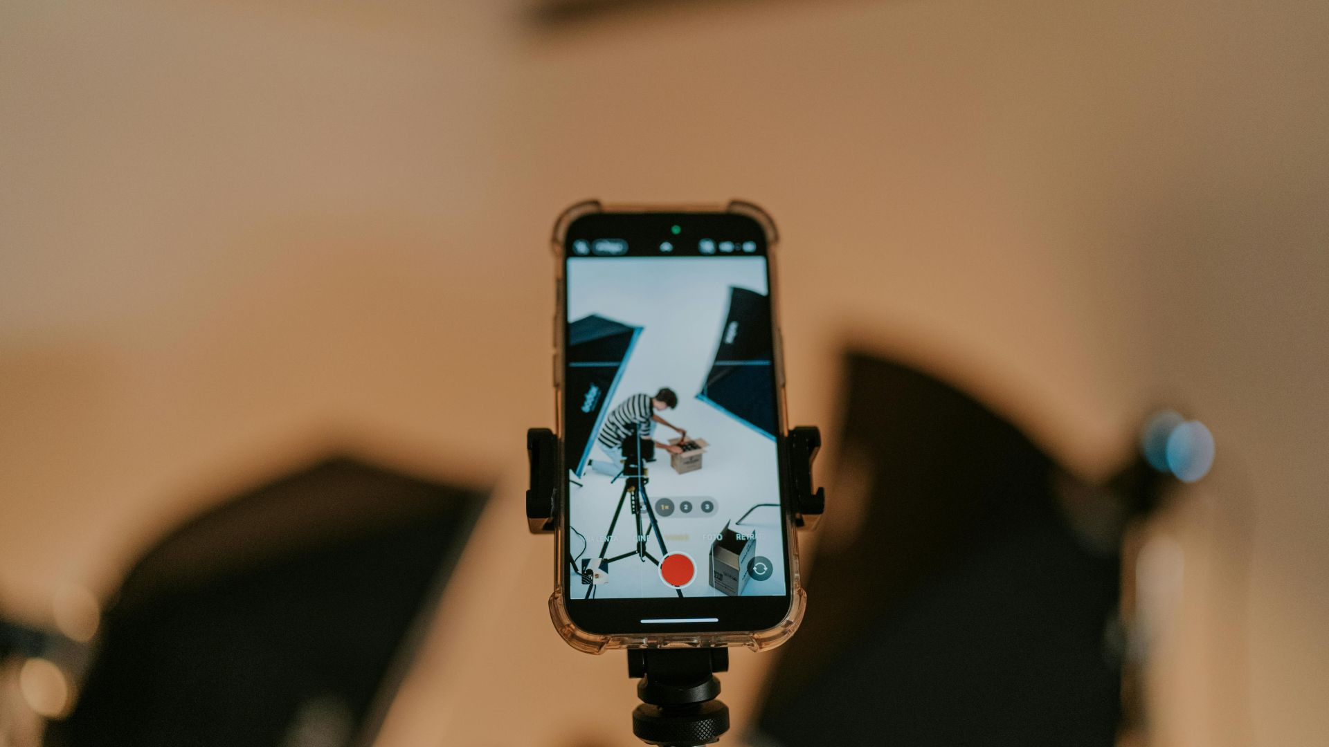 Social Media Vertrauen: Aufnahme eines Videodrehs mit Smartphone und Studiolicht