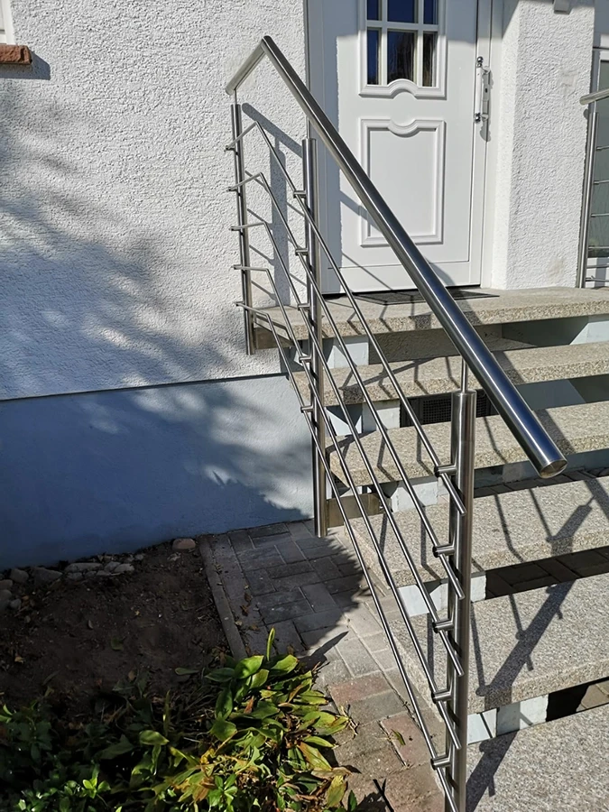 Edelstahl Eingangsgeländer an einer Treppe