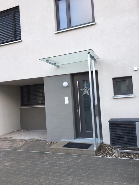 Moderne Haustürüberdachung