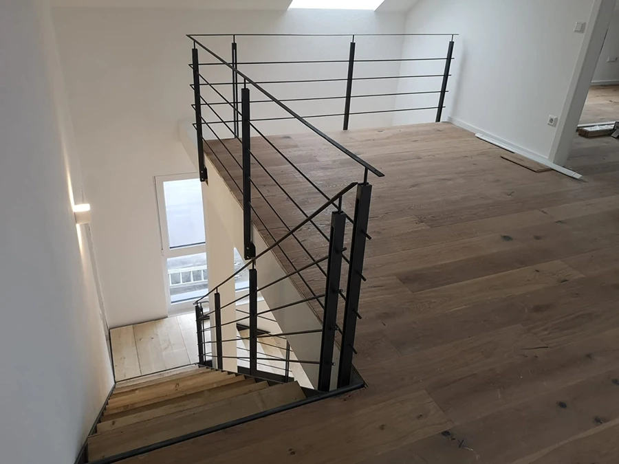 Moderne Innentreppe mit Podest