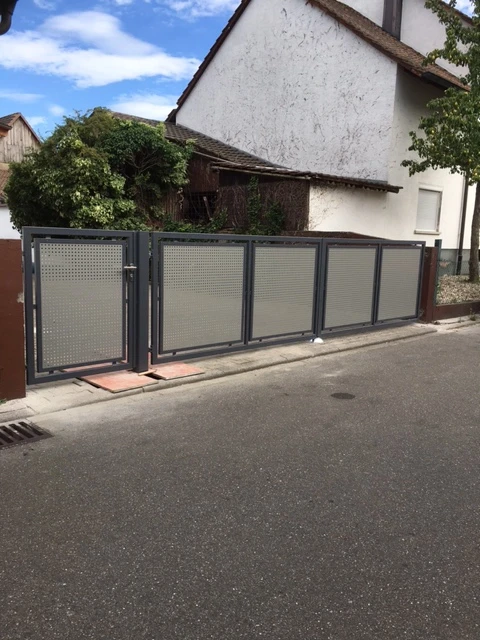 Moderne Toranlage aus Metall