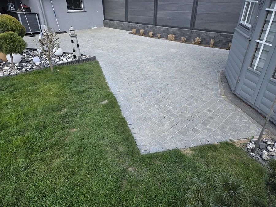 Gepflasterte Einfahrt und gepflegter Garten als Referenz von CW Partnerputz