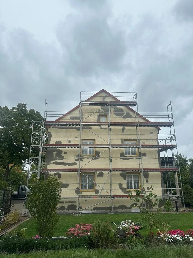 Fassadensanierung eines Wohnhauses mit Gerüst durch CW Partnerputz – Referenzprojekt