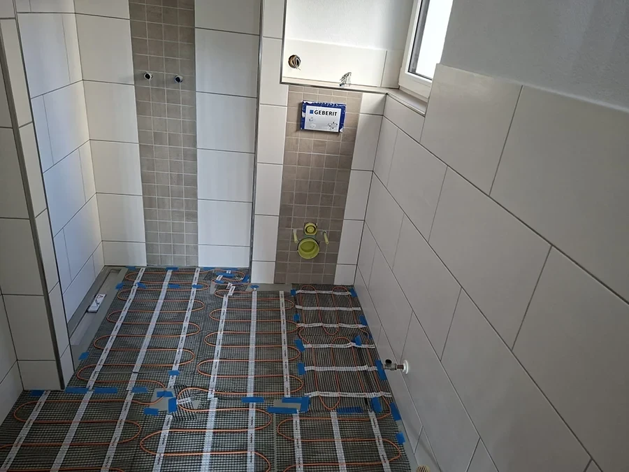 Badsanierung mit moderner Fußbodenheizung und Geberit-Installation von CW Partnerputz – Referenzprojekt