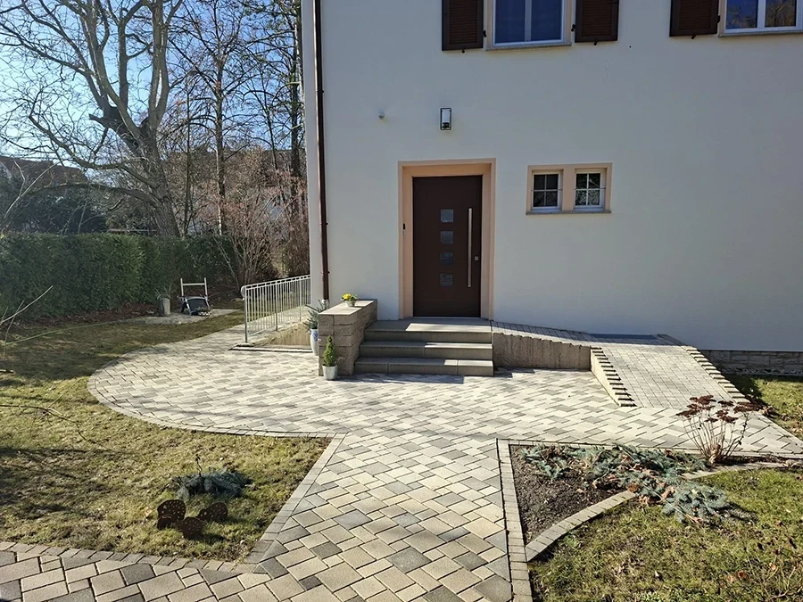 Eingangsbereich eines Hauses mit moderner Pflasterung – Referenzprojekt von CW Partnerputz