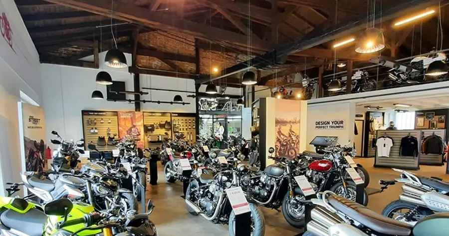 Motorrad-Ausstellung in einem modernen Showroom als Startseitenbild
