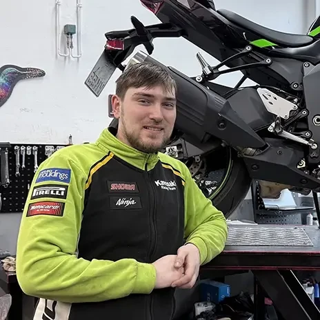 Lucas Wagner in einer Motorradwerkstatt vor einer Kawasaki Ninja