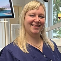 Kathleen Samisch in Arbeitskleidung in einer modernen Praxisumgebung