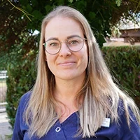 Teammitglied Sabine Babick im Außenbereich