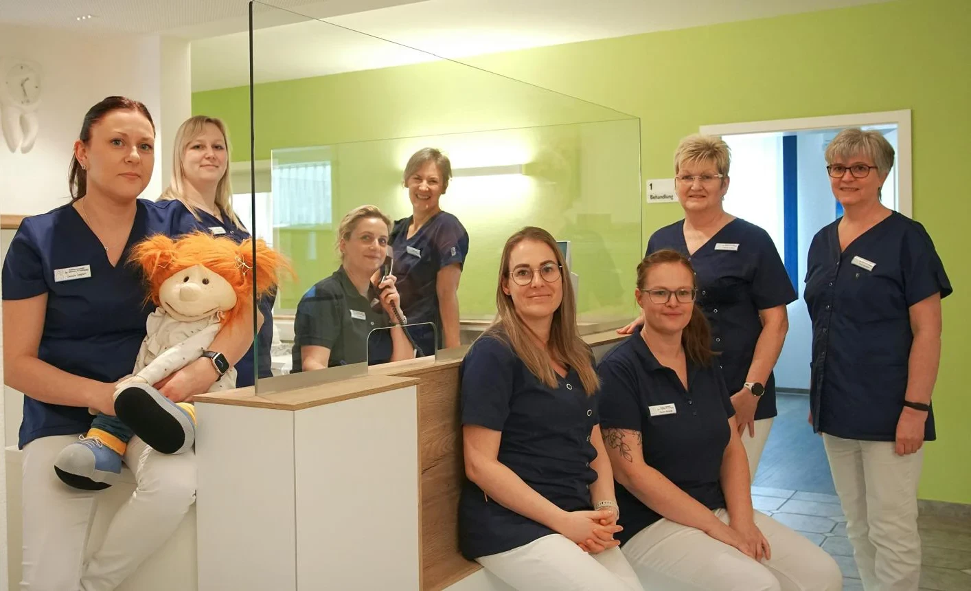 Team von Helferinnen 2026 an einem Empfangstresen in einer Praxis