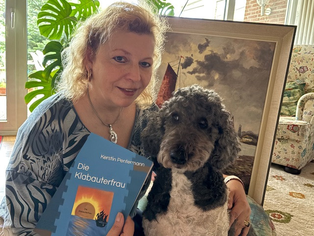 Autorin Kerstin Pentermann mit ihrem Buch 'Die Klabauterfrau' und Hund Autorin mit dem Buch 'Die Klabauterfrau' von Kerstin Pentermann und einem Hund