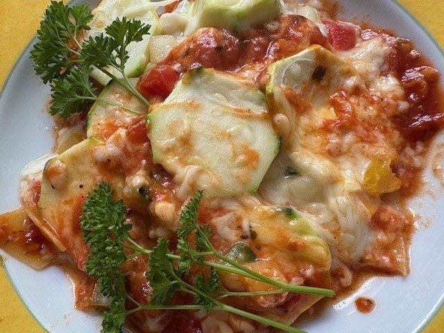 Zucchini-Auflauf mit Käse und Tomatensauce – wertgeschatzt01 Zucchini-Auflauf mit Tomatensauce, Käse und frischer Petersilie – wertgeschätzt zubereitet