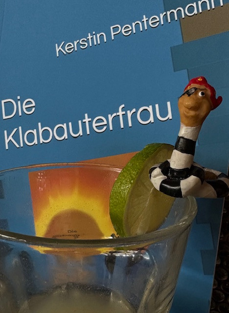 Piratendrink mit Limette und Dekoration vor dem Buch 'Die Klabauterfrau' Piratendrink mit Limette vor dem Buch 'Die Klabauterfrau' von Kersin