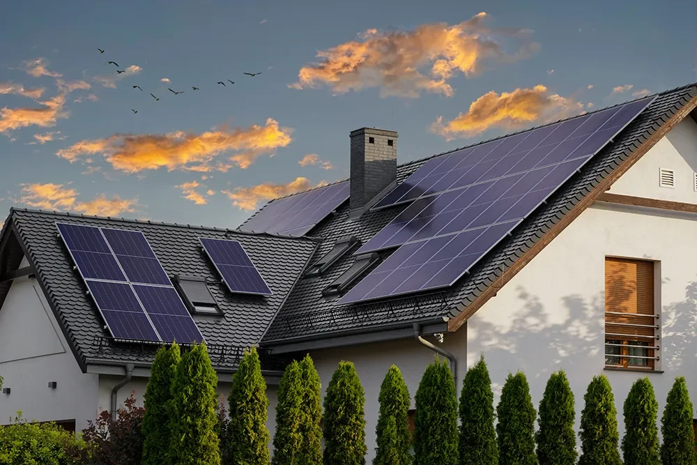 Solaranlage auf einem Hausdach bei Sonnenuntergang