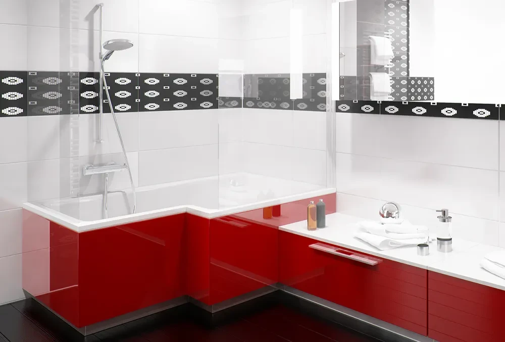 Modernes Badezimmer mit roten Unterschränken und schwarz-weißer Fliesenbordüre
