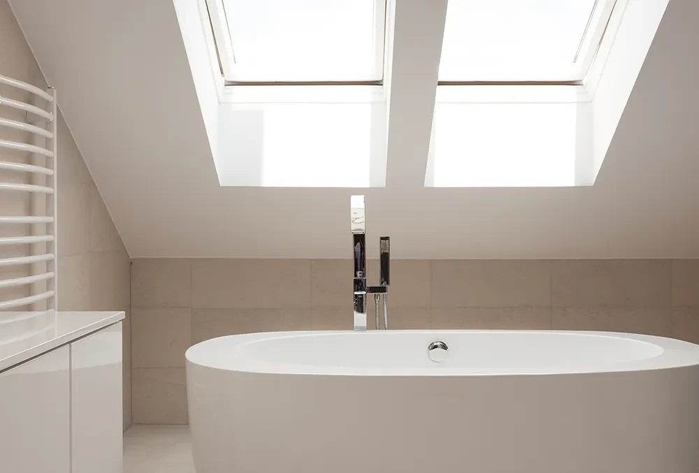 Modernes Badezimmer mit freistehender Badewanne und Dachfenstern