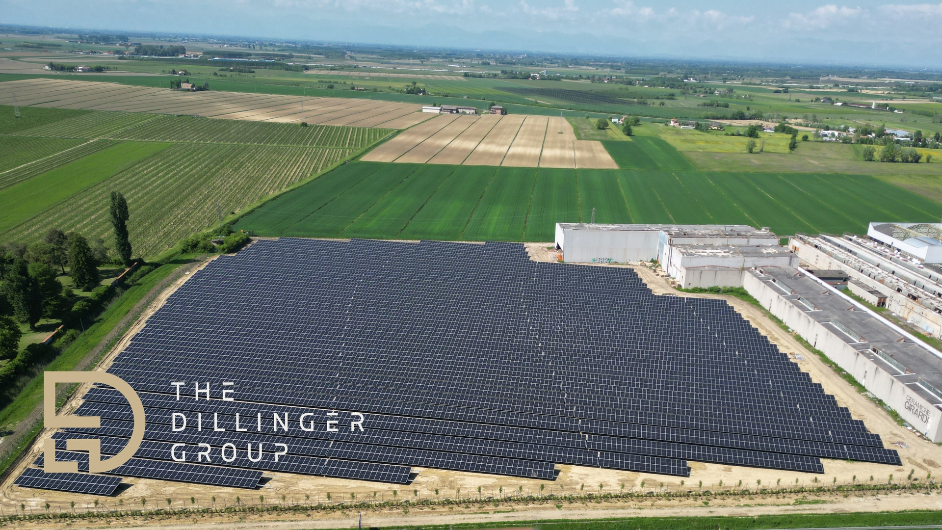 Luftaufnahme einer Solaranlage auf einem Feld Luftaufnahme einer großen Solaranlage auf einem Feld