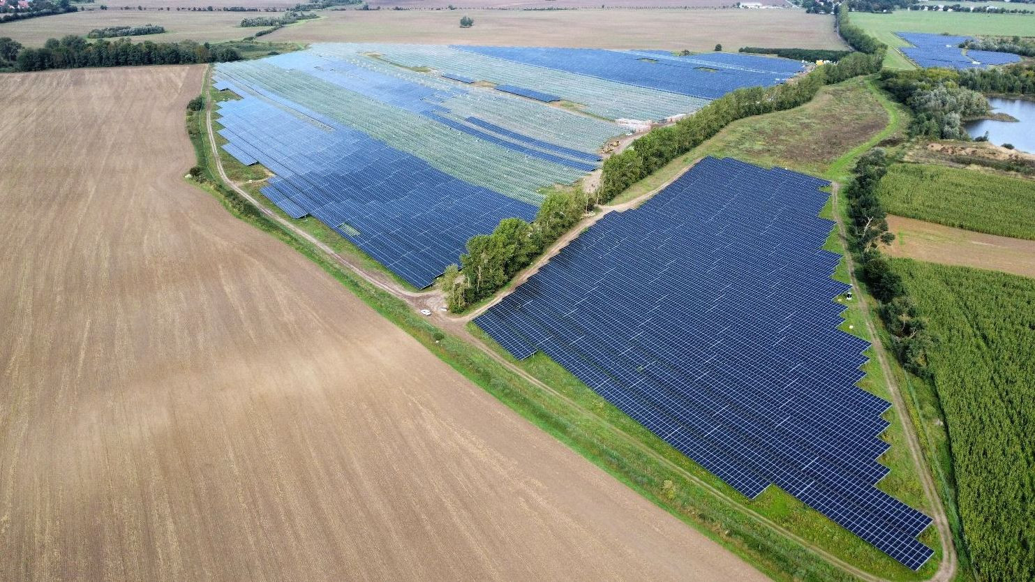 Luftaufnahme des Solarparks Bergholz am 29.09.2025 mit großflächigen Solarpanelen auf Feldern