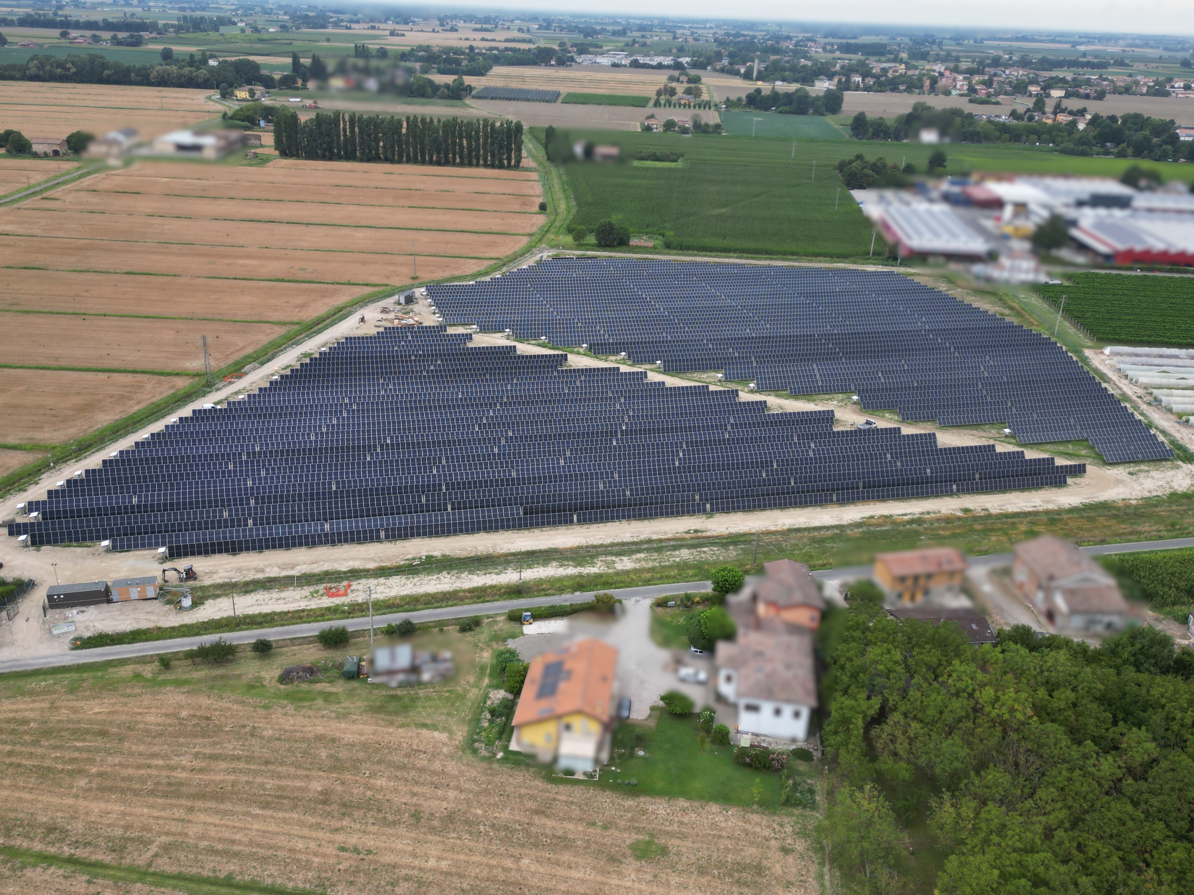 Luftbild eines Solarparks mit Solarmodulen auf landwirtschaftlicher Fläche Luftaufnahme eines großen Solarparks auf dem Land mit Solarmodulen und umliegenden Feldern