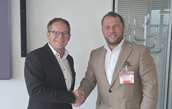 Geschäftliches Treffen bei SMA im Querformat, zwei Männer geben sich die Hand