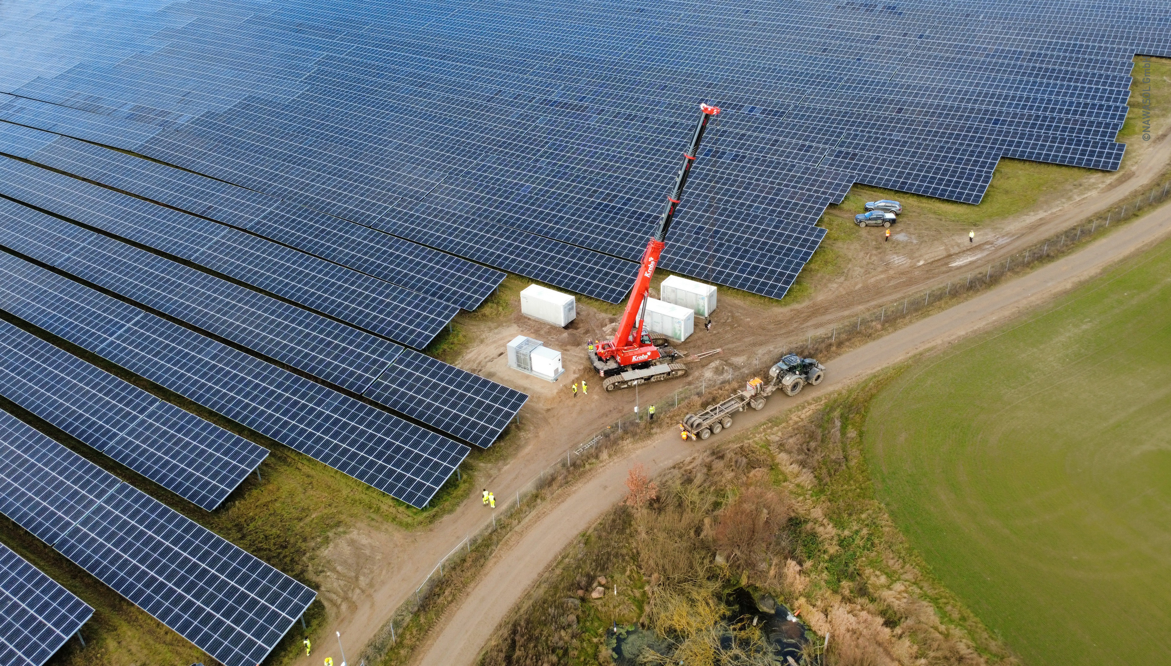 Luftaufnahme vom nawasol bluetable Solarpark Schlon mit Kran und Solarmodulen, Bauarbeiten KW 50