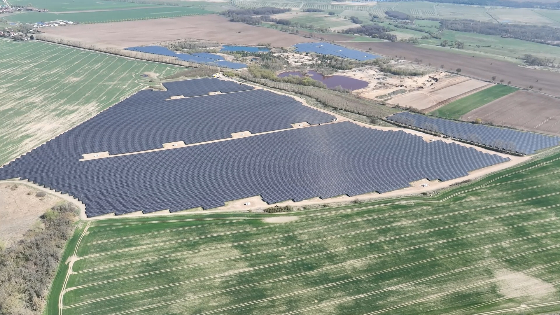 Luftaufnahme eines großen Solarparks auf landwirtschaftlicher Fläche