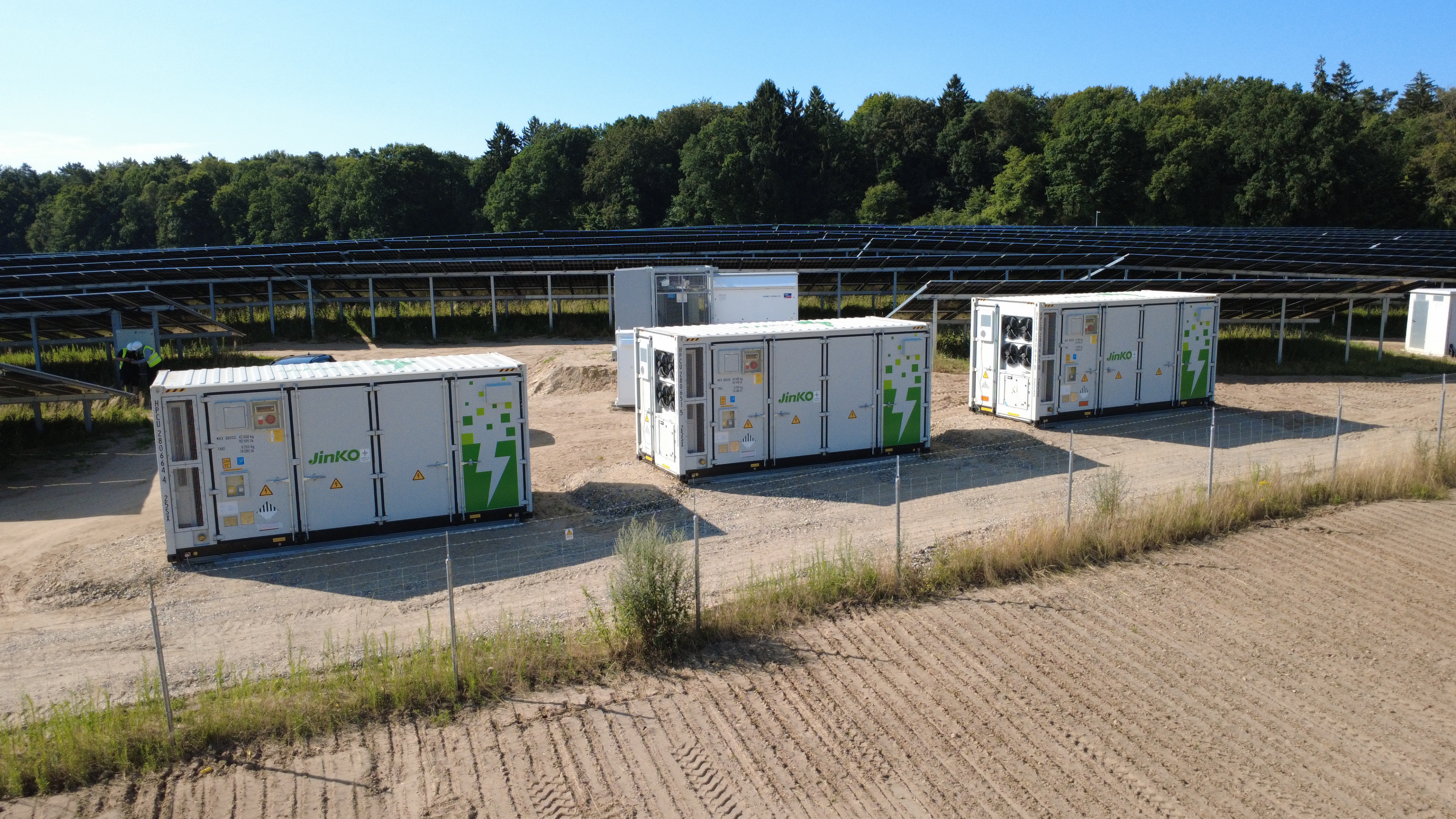 BESS Container von JinKO auf einem Solarpark in SLO