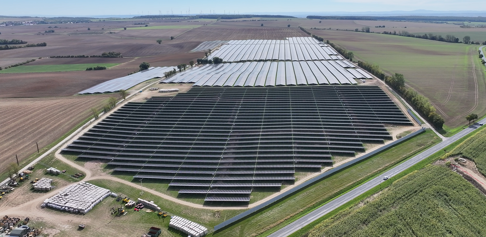 Luftaufnahme eines großen Solarparks mit Solarmodulen auf Feldern, aufgenommen am 07.10.2026