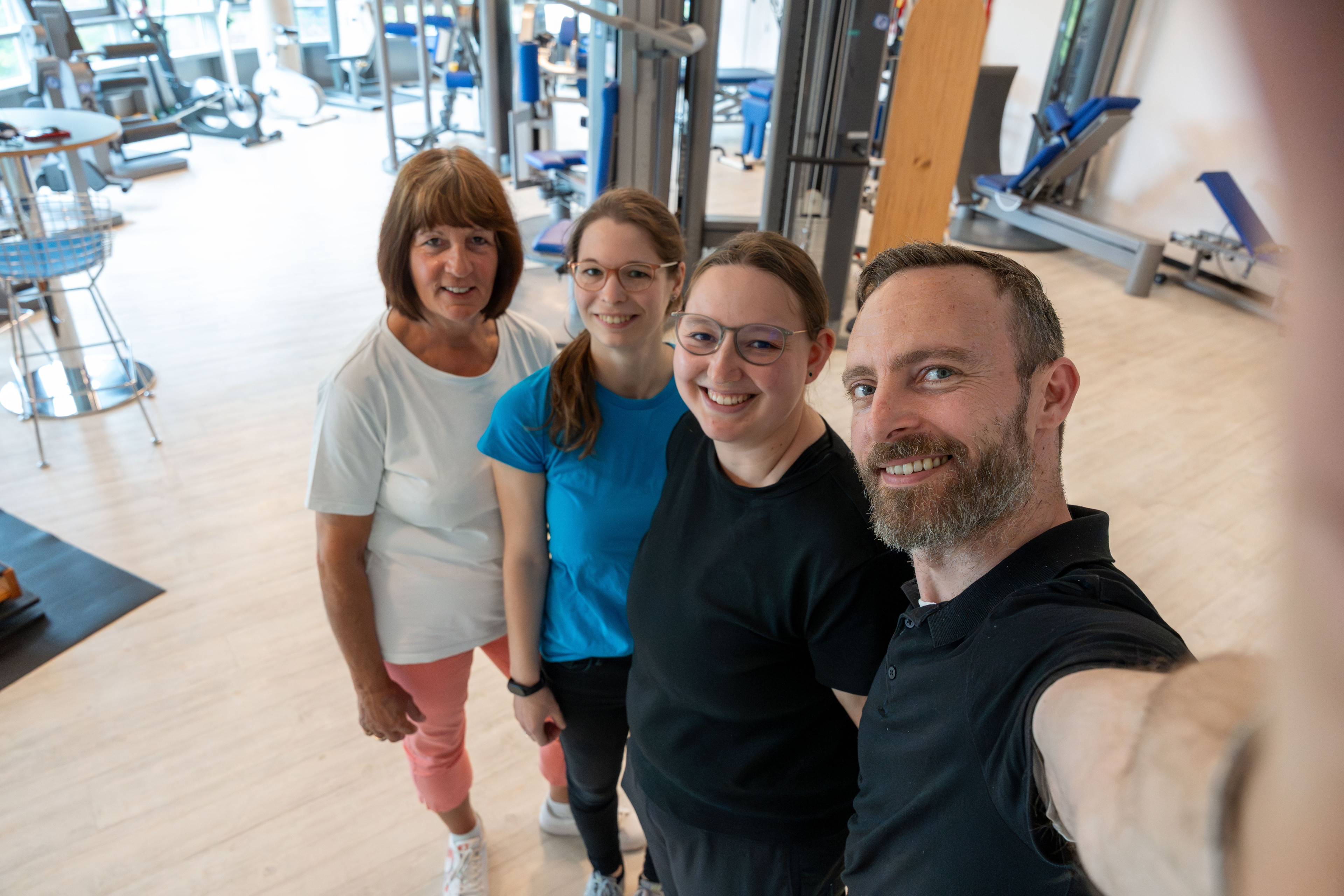 Team der Praxis für Physiotherapie Kemper in modernen Praxisräumen