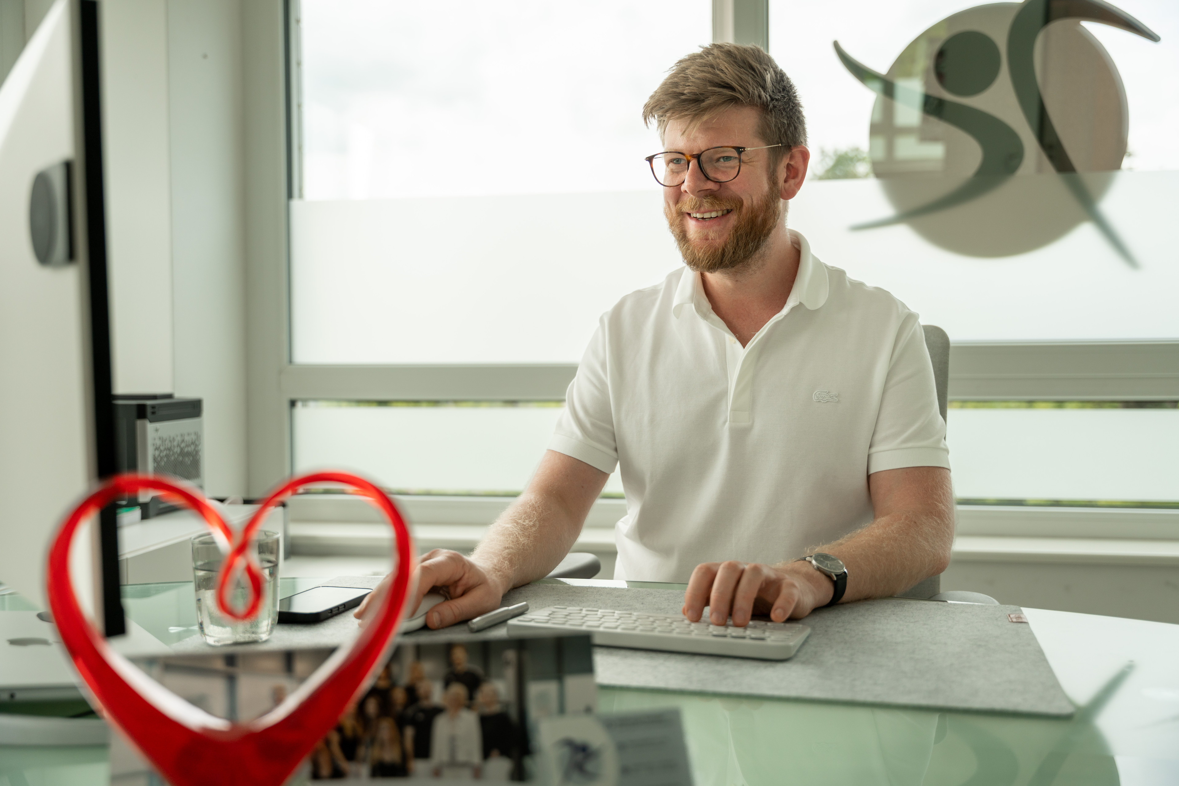 Mitarbeiter am Schreibtisch in der Praxis für Physiotherapie Kemper