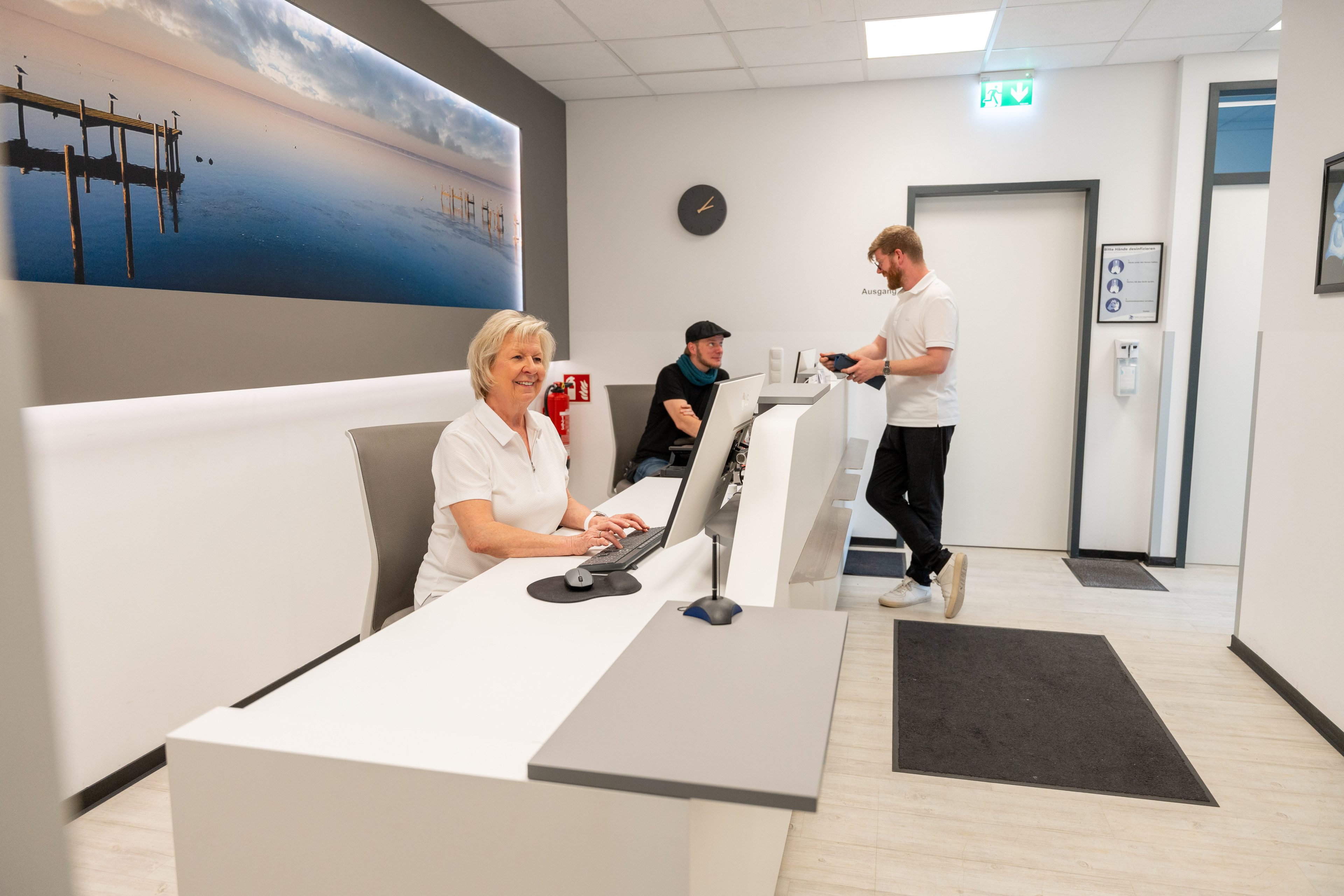 Empfangsbereich der Praxis für Physiotherapie Kemper mit Mitarbeitern am Empfangstresen