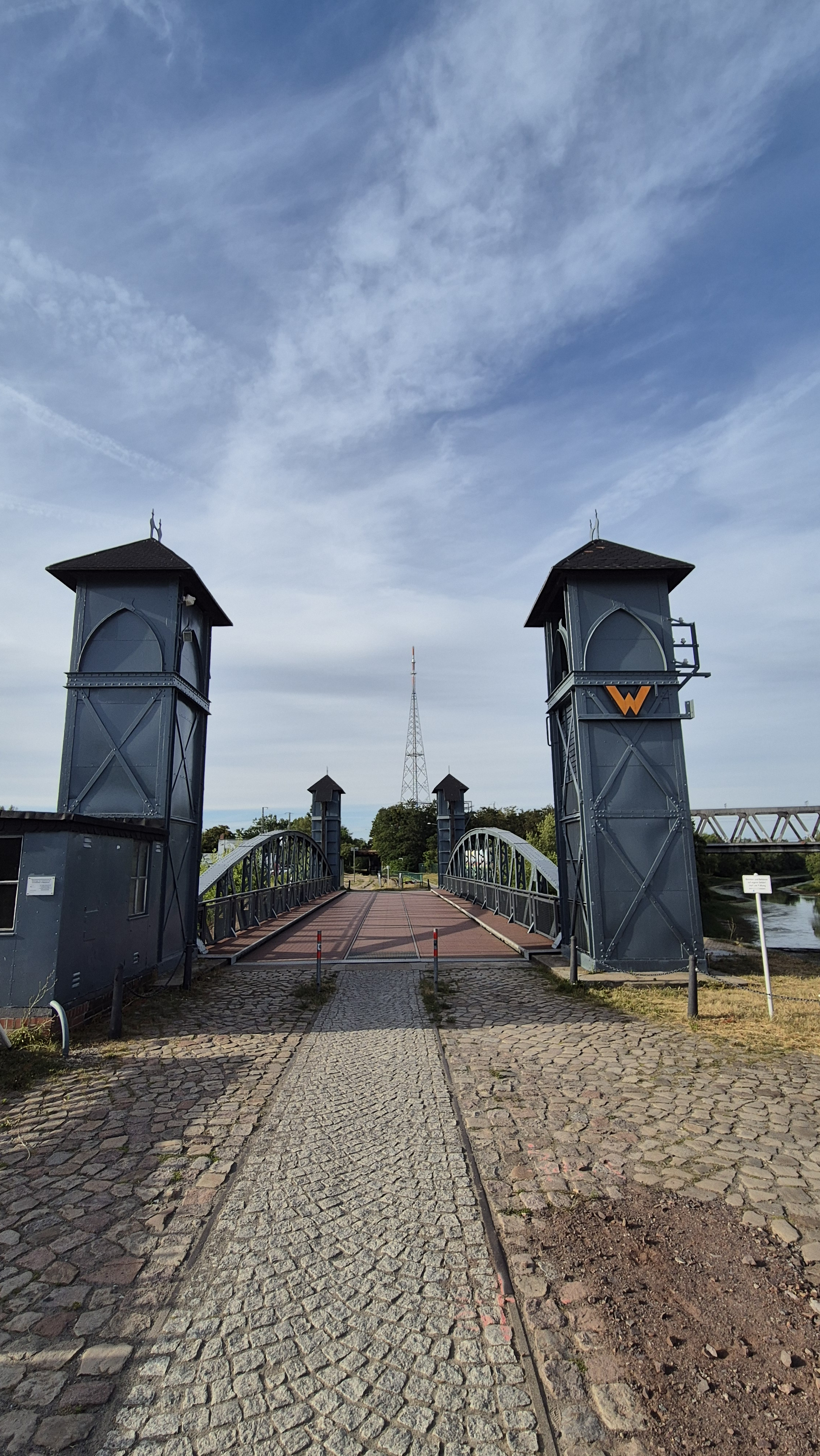 Historische Brücke in Warnemünde mit zwei Türmen und Eisenstruktur