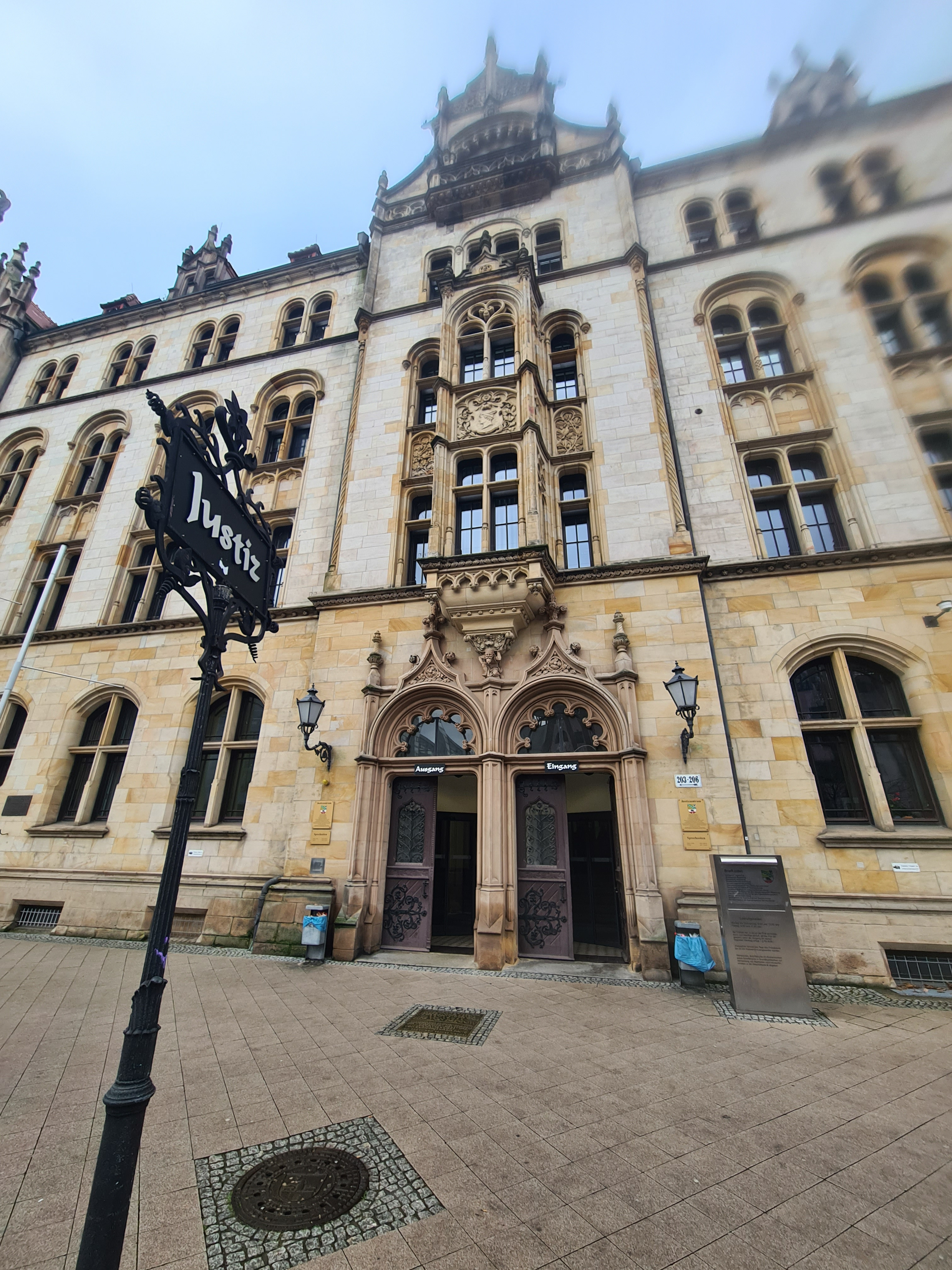Historisches Gerichtsgebäude mit Justiz-Schild und gotischer Fassade, aufgenommen am 15.02.2024