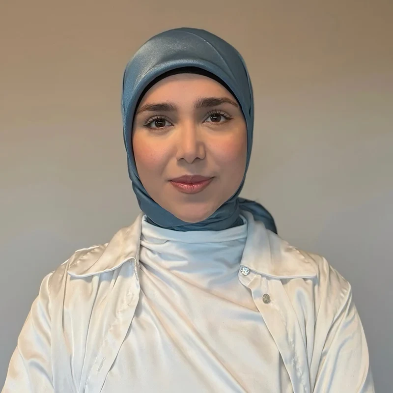 Portrait von Shene mit Kopftuch und weißem Oberteil
