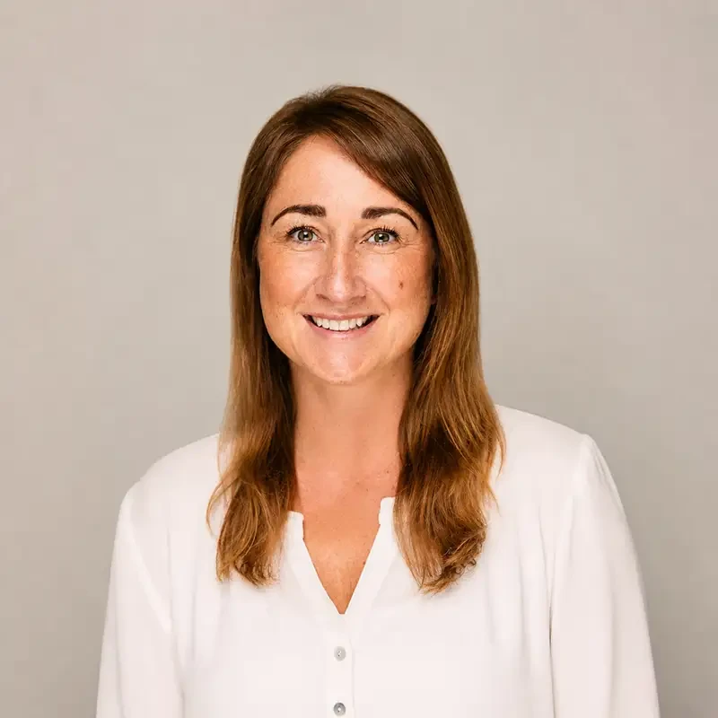 Portraitfoto von Luisa Neu vor neutralem Hintergrund