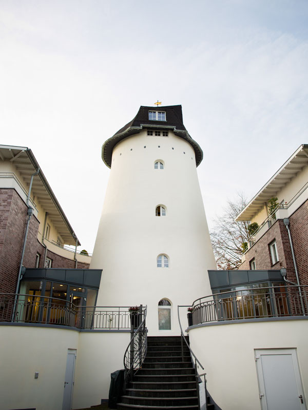 Historischer Turm zwischen modernen Gebäuden, Foto von tanjamuennich