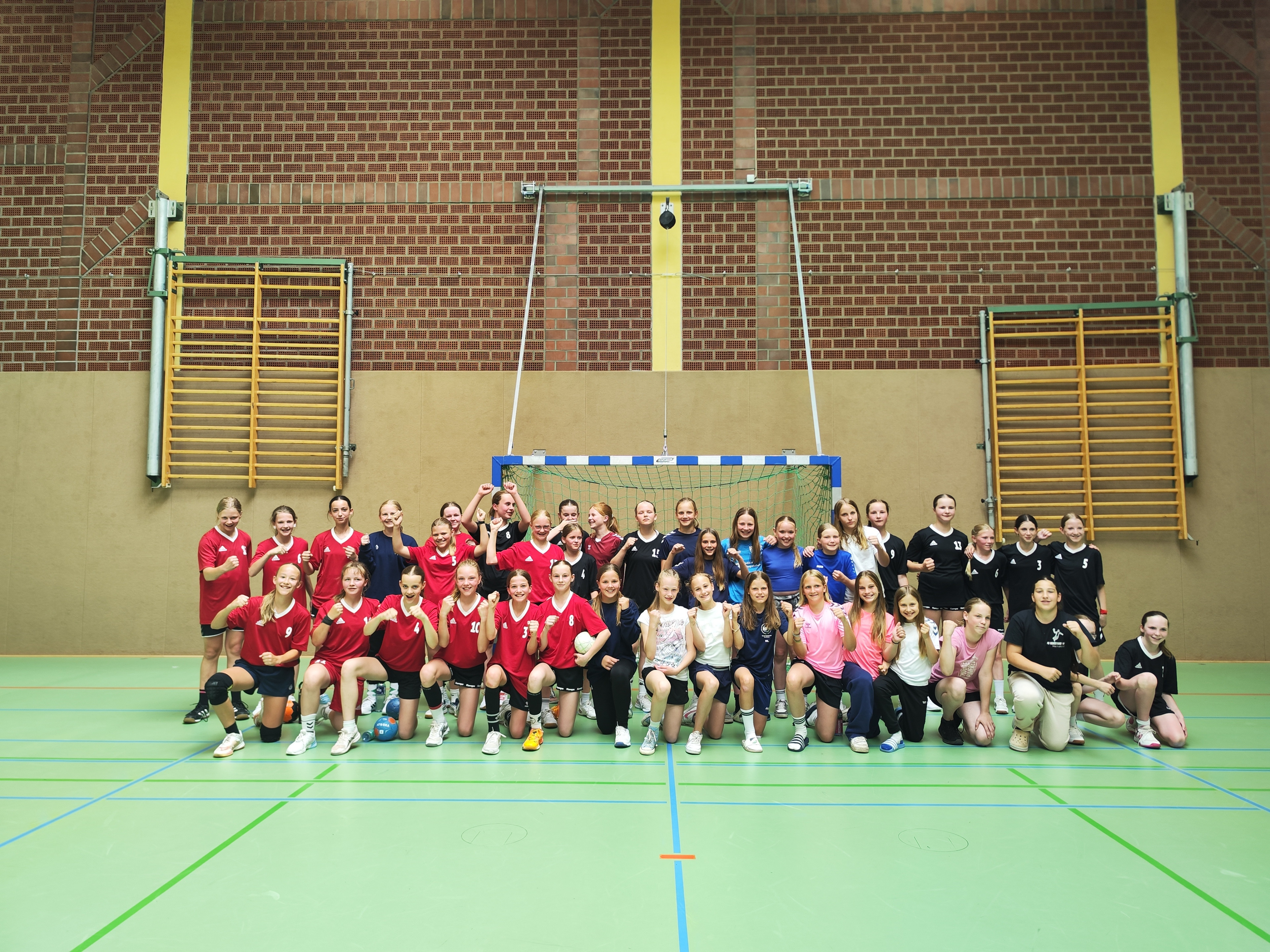 Handballteam Gruppenfoto in Sporthalle am 21. Juni 2025 Gruppenfoto eines Handballteams in einer Sporthalle am 21. Juni 2025